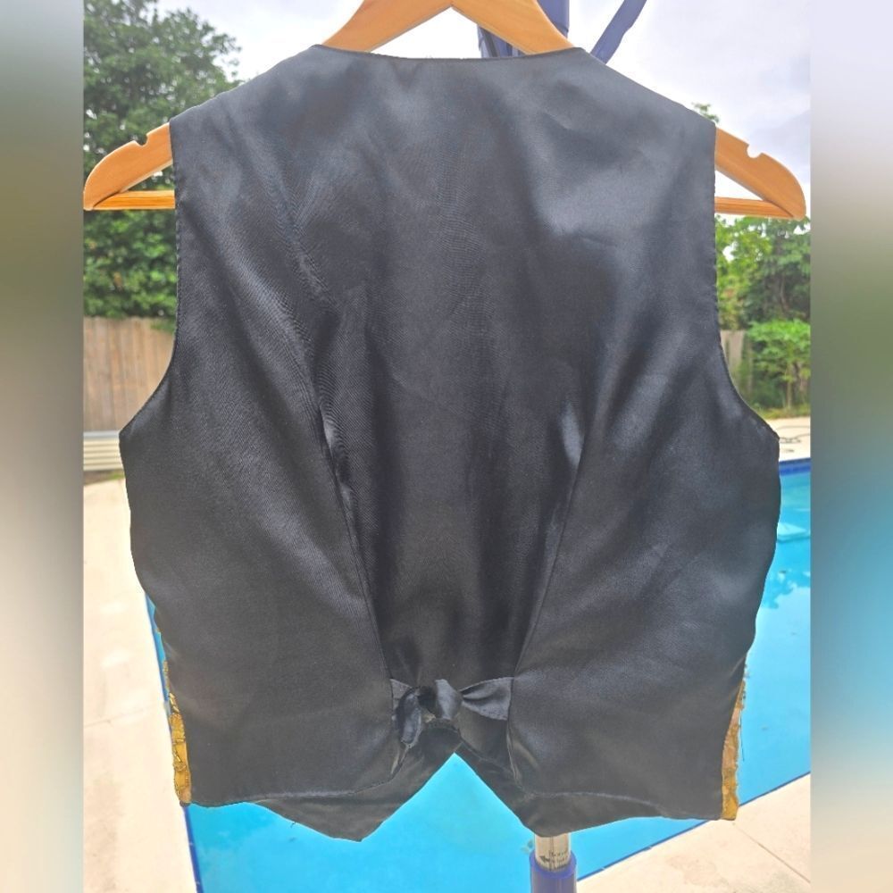 Black and Gold Sleeveless Buttoned Top with V-Neckline - Picture 3 of 6